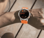 Zegarek sportowy IWatches na nadgarstku Zegarek sportowy IWatches z funkcją monitorowania tętna i aktywności fizycznej.