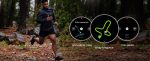 Mężczyzna biegnie w lesie z zegarkiem sportowym IWatches na nadgarstku.