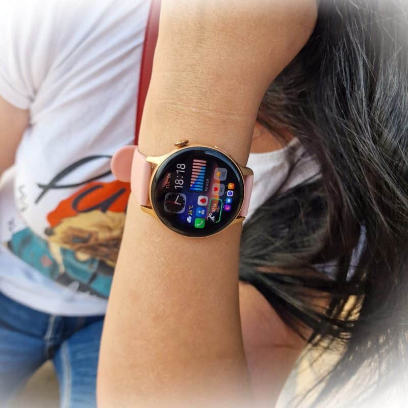Zegarek smartwatch na nadgarstku kobiety, nowoczesny i funkcjonalny, idealny do codziennego użytku.