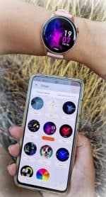 Smartwatch i telefon z funkcjami fitness i zegarem Smartwatch z funkcjami fitness i nowoczesnym wyświetlaczem.