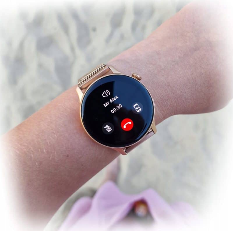 Smartwatch z ekranem dotykowym, funkcją połączeń i monitorowania zdrowia.