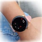 Smartwatch z funkcją monitorowania zdrowia i aktywności. Smartwatch z ekranem dotykowym, idealny do śledzenia tętna i kroków.