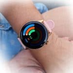 Zegarek smartwatch na nadgarstku kobiety Zegarek smartwatch na nadgarstku, wyświetlacz z aktywnością fitness i powiadomieniami.