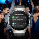 Zegarek smartwatch z powiadomieniami na imprezie Smartwatch z powiadomieniami o wiadomościach i alertach.