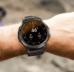 Smartwatch z funkcjami nawigacji i pomiaru warunków atmosferycznych Smartwatch z funkcjami nawigacji, pomiaru ciśnienia i wysokości, idealny dla miłośników outdooru.
