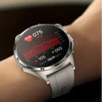 Zegarek smartwatch z funkcją monitorowania tętna i aktywności fizycznej Smartwatch z czujnikiem tętna i wyświetlaczem fitness do zdrowego stylu życia.