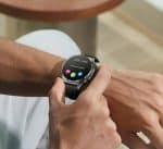 Smartwatch z funkcją telefonu na nadgarstku Smartwatch z ekranem dotykowym i funkcją połączeń telefonicznych.