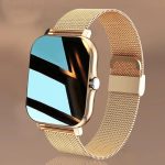 Elegancki smartwatch z złotym paskiem Smartwatch z złotym paskiem i dużym ekranem dotykowym.