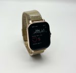 Smartwatch z funkcją monitorowania tętna i aktywności fizycznej. Smartwatch z ekranem dotykowym i paskiem z siateczki, idealny do codziennego użytku.