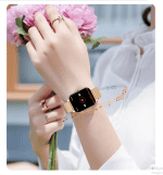 Smartwatch damski na ręku z kwiatami, elegancki design, nowoczesny styl, idealny na prezent Smartwatch damski na ręku z kwiatami, elegancki design, nowoczesny styl, idealny na prezent.