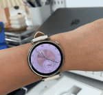 Zegarek damski smartwatch z różowym wyświetlaczem Smartwatch damski z różowym ekranem i eleganckim designem.