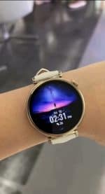 Zegarek smartwatch IWatches z ekranem AMOLED Smartwatch IWatches z kolorowym wyświetlaczem AMOLED i funkcjami fitness.