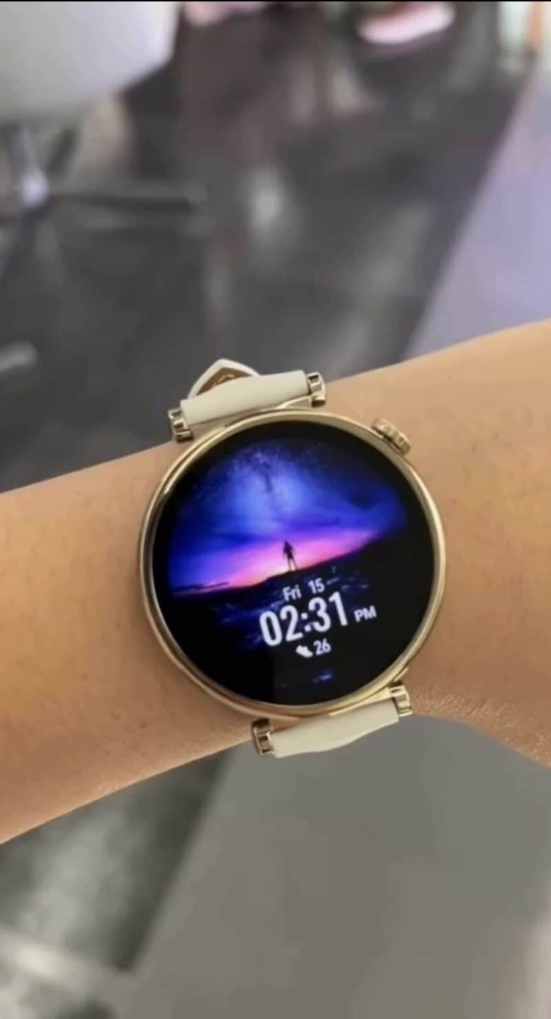 Smartwatch IWatches z kolorowym wyświetlaczem AMOLED i funkcjami fitness.