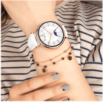 Zegarek damski IWatches na nadgarstku Zegarek IWatches dla kobiet z eleganckim designem i funkcją fazy księżyca.