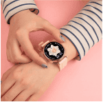 Zegarek smartwatch damski na ręku kobiety Smartwatch damski na ręku z wyświetlaczem z kwiatem.