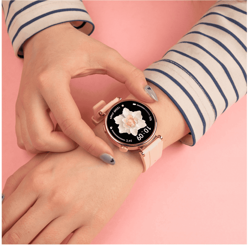Smartwatch damski na ręku z wyświetlaczem z kwiatem.