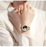 Zegarek IWatches z eleganckim designem i funkcjami fitness.