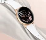 Smartwatch z kwiatowym wyświetlaczem Nowoczesny smartwatch z eleganckim designem i kwiatowym motywem na ekranie.