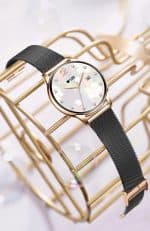 Zegarek IWatches na eleganckim złotym stojaku Zegarek IWatches z czarnym paskiem i cyfrowym wyświetlaczem, idealny dla miłośników nowoczesnego des.