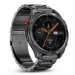 Smartwatch sportowy z czarnym wyświetlaczem i funkcjami fitness.